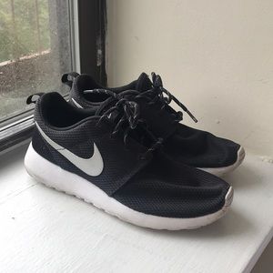 Nike Roshe One Womens Size 7.5 Great condition
